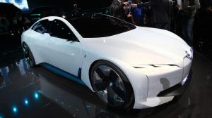 Во Франкфурт приехал большой электромобиль BMW с запасом хода в 600 километров