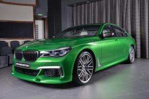 Топовый седан BMW M760Li окрасили в эксклюзивный цвет Rallye Green