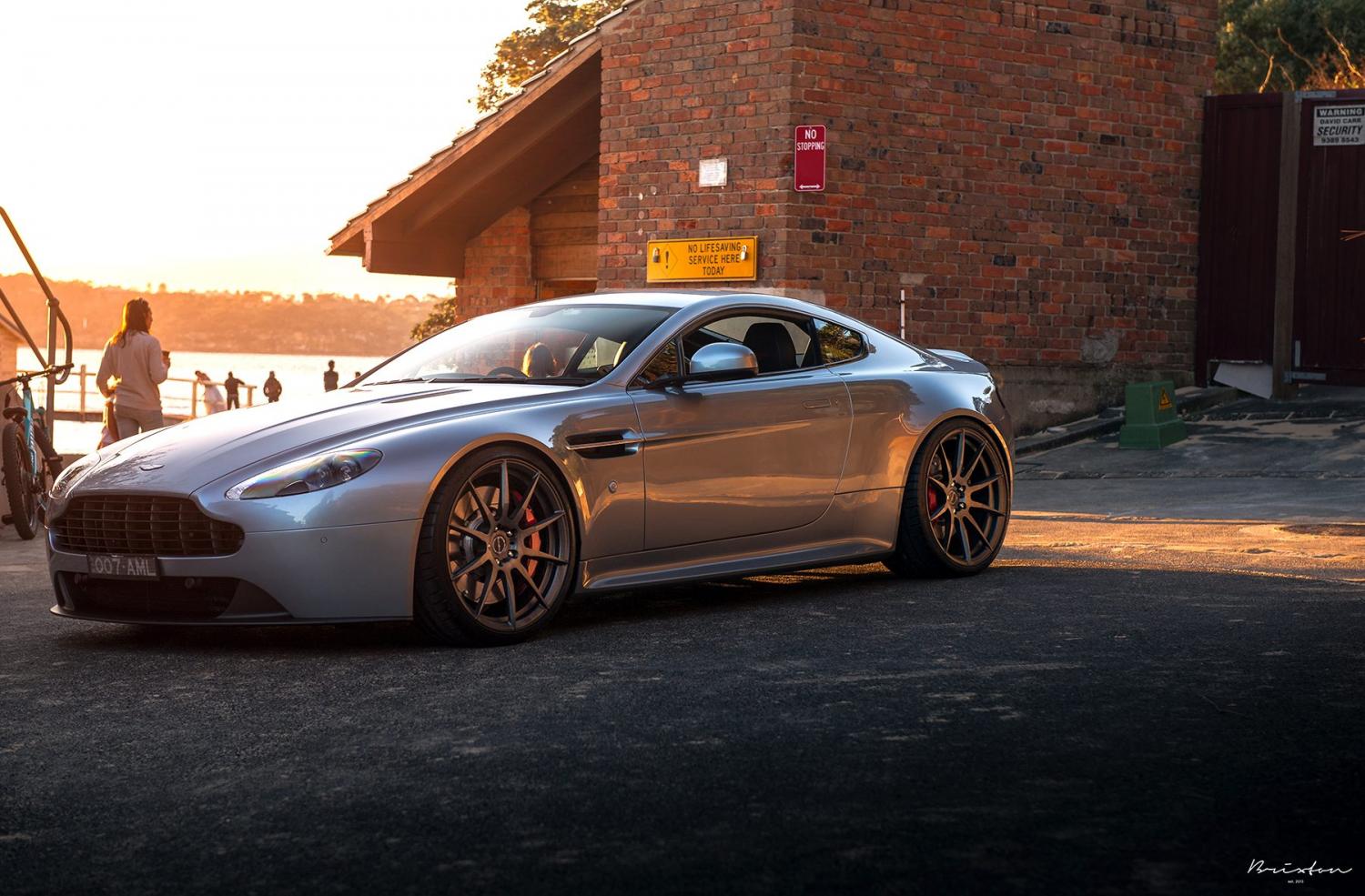 Шины на aston martin. Aston Martin v8 Vantage Tuning. Астон Мартин колеса. Aston Martin 16 inch Wheels. Aston Martin Vantage тюнинг.