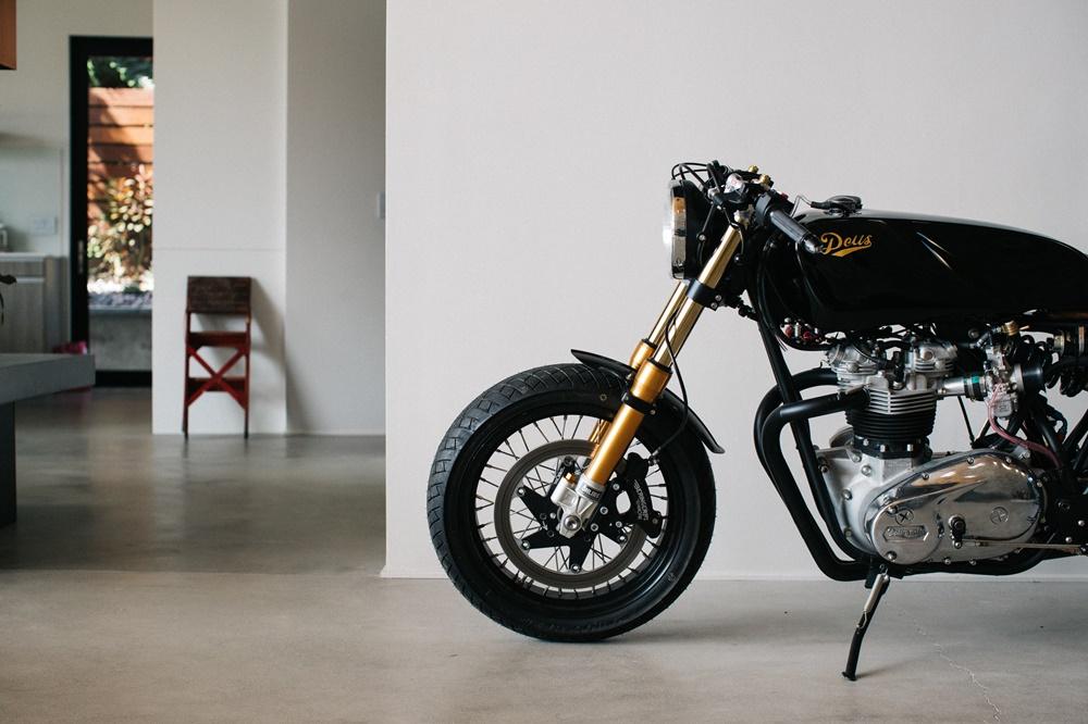 Deus Customs: кафе рейсер Triumph T140