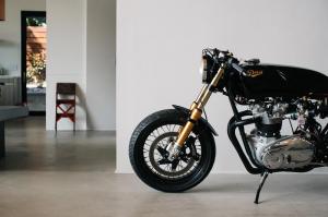 Deus Customs: кафе рейсер Triumph T140