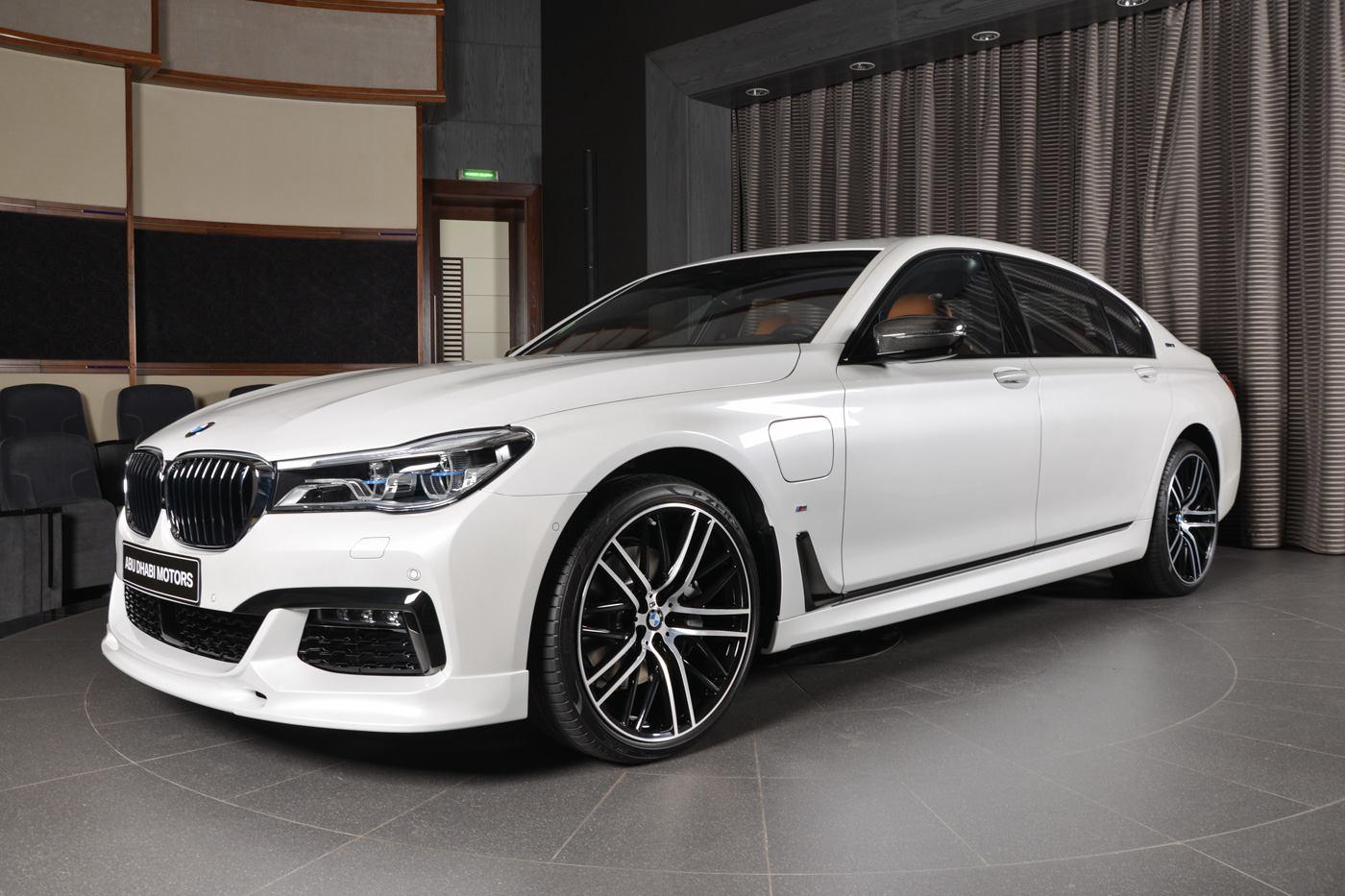 Белоснежный седан BMW 740Le получил пакет M Sport