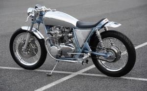 1976 Honda CB550 Bikini by Kirill Dumbulev