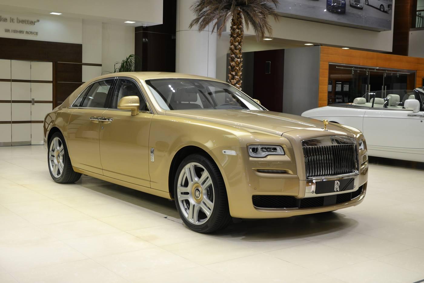 Китаец похожий на роллс ройс. Золотой Rolls Royce Ghost. ЗИЛ И Роллс Ройс. Роллс Ройс универсал 2017. Роллс Ройс особая модель.