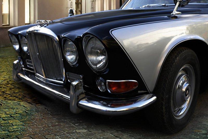 Отреставрированный олдтаймер Jaguar 420 от ателье Carbon Motors