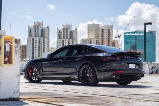 Porsche Panamera последней ревизии примерил чёрные диски HRE P200