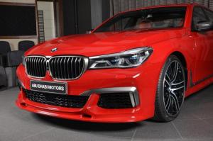В шоу-руме автосалона Abu Dhabi Motors представлен оригинальный седан BMW M760Li