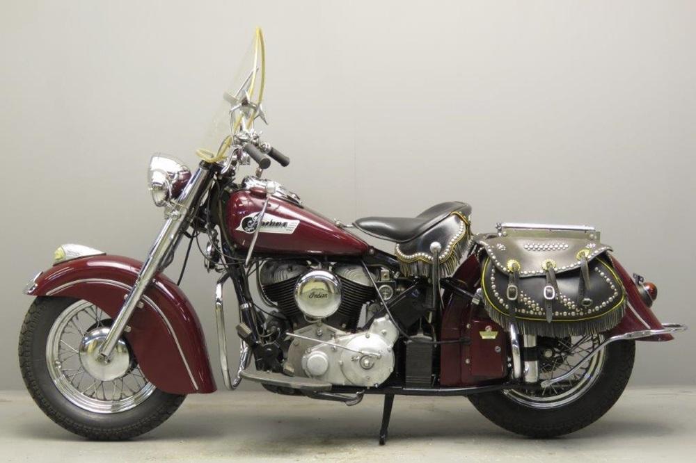 Старинный мотоцикл Indian Roadmaster Chief 1952