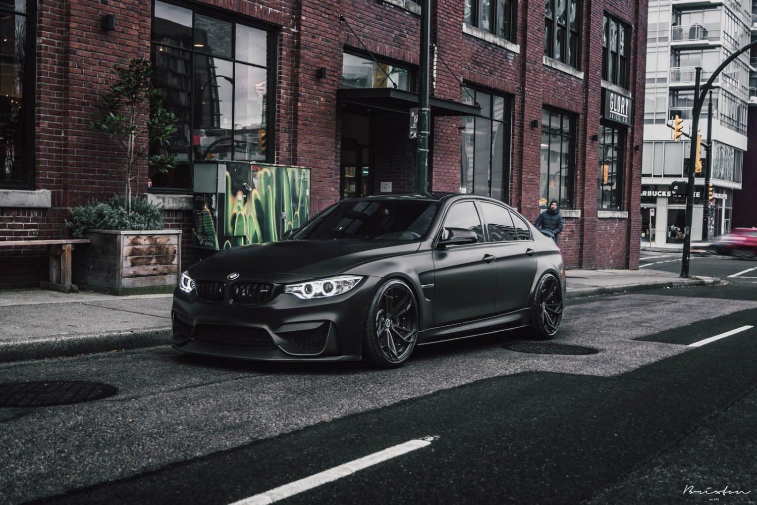 Эксклюзивный седан BMW M3 в мрачных матово-чёрных тонах