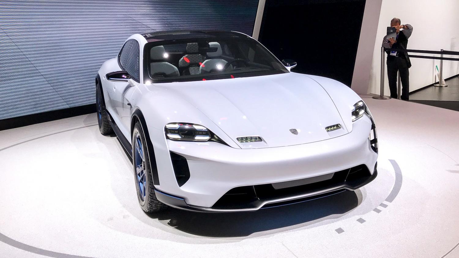 В Женеве показали новый концептуальный кроссовер Porsche Mission E Cross Turismo
