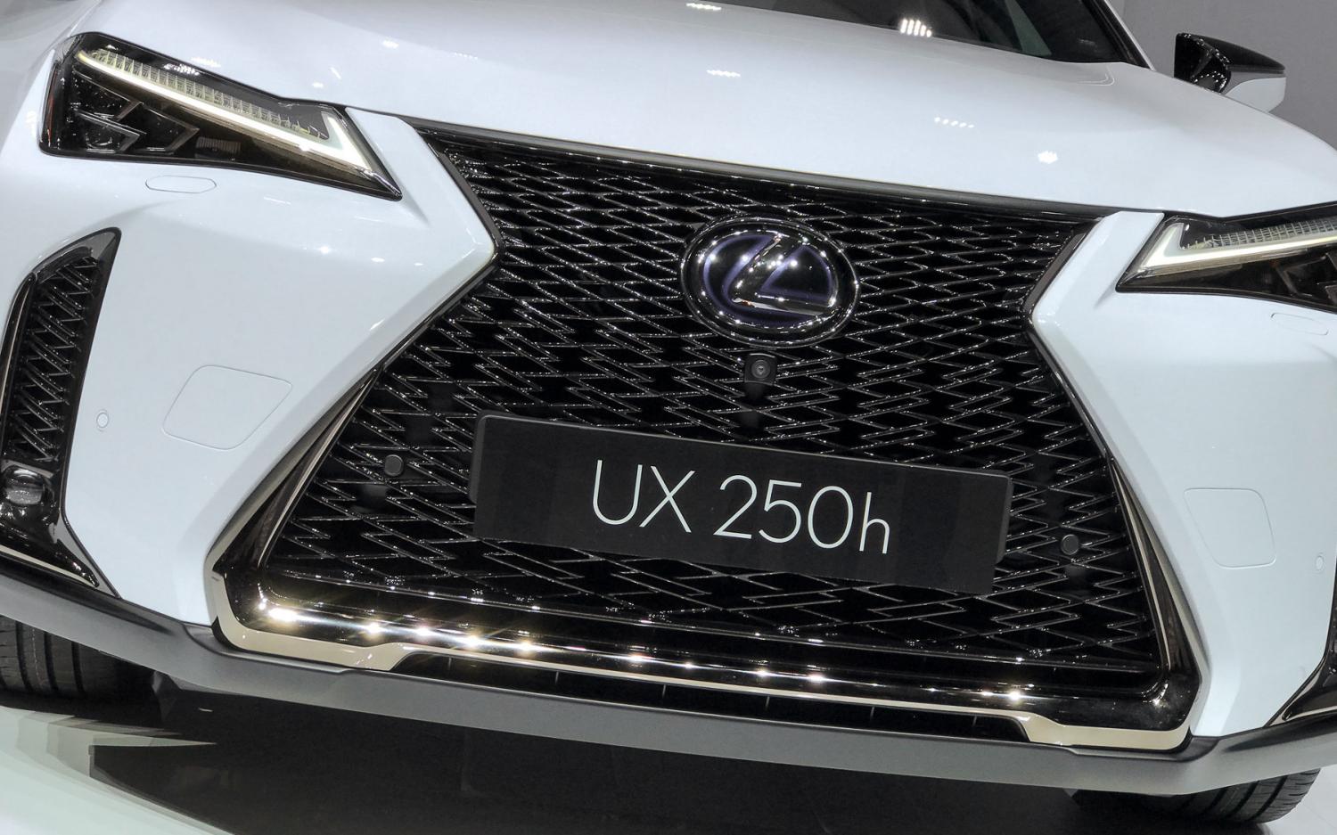 В Женеве дебютировал кроссовер Lexus UX
