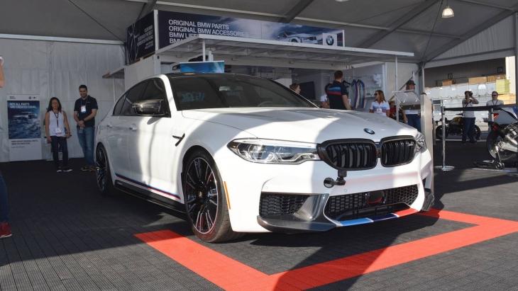 Седан BMW M5 примерил аксессуары M Performance