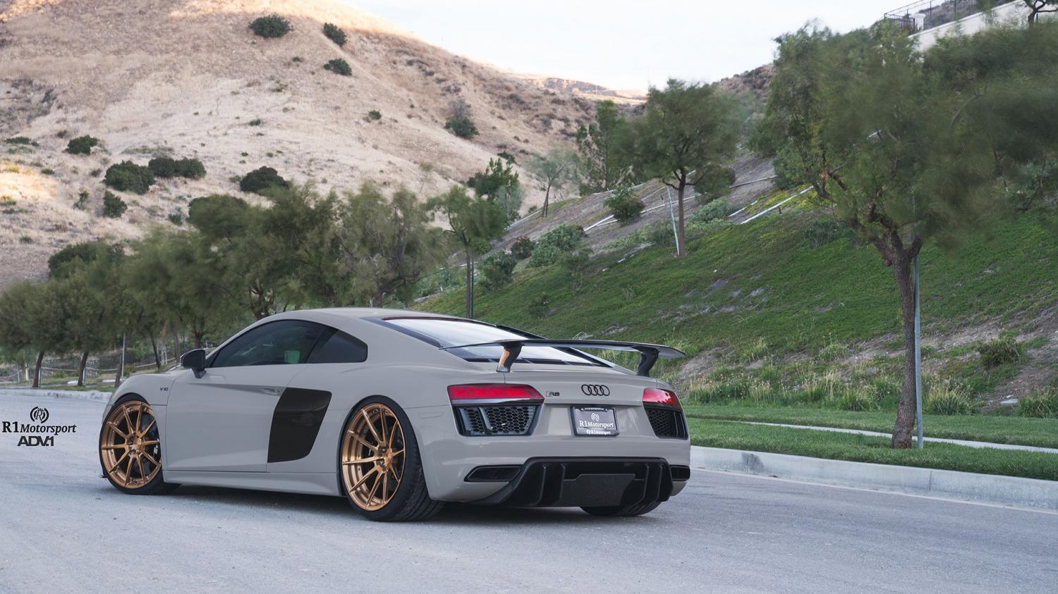 Audi r8 Gold