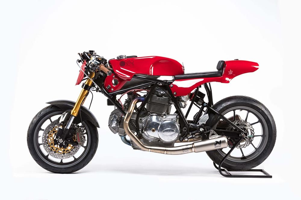 Deus: кафе рейсер Ducati 750 Oscar by Alpinestars