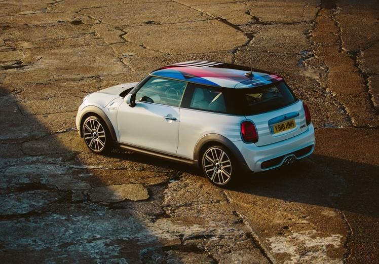 Компания MINI посвятила особую версию хэтчбэка свадьбе принца Гарри и Меган Маркл