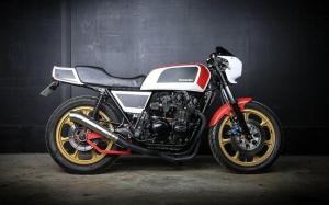 2018 Kawasaki GPz550 by Oil, Sweat & Gears