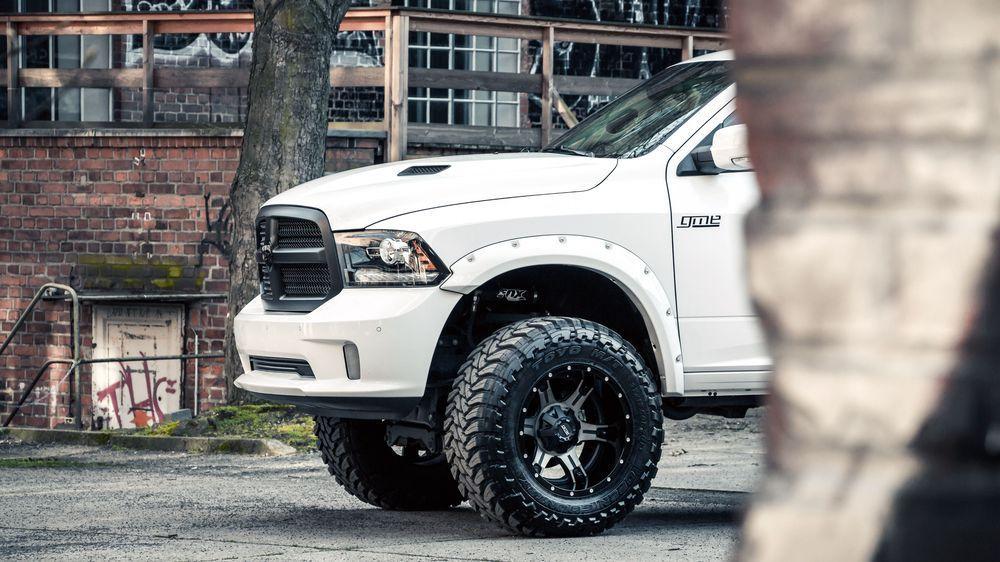 Тюнеры представили экстремальную версию пикапа Ram 1500 Bigfoot Edition