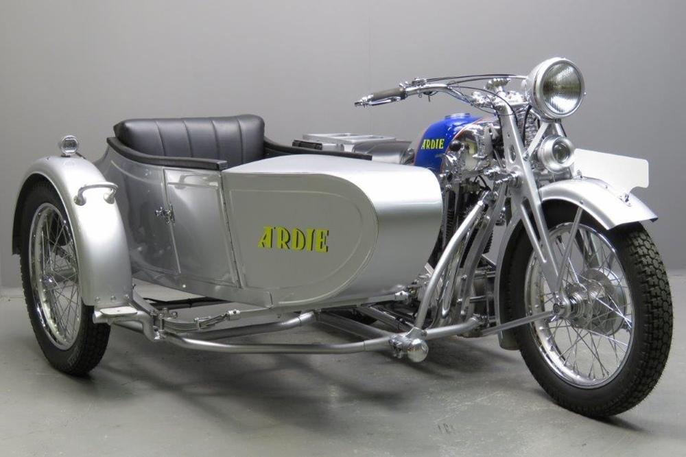 Старинный мотоцикл Ardie SS31 Silberpfeil 1931 с коляской Ardie