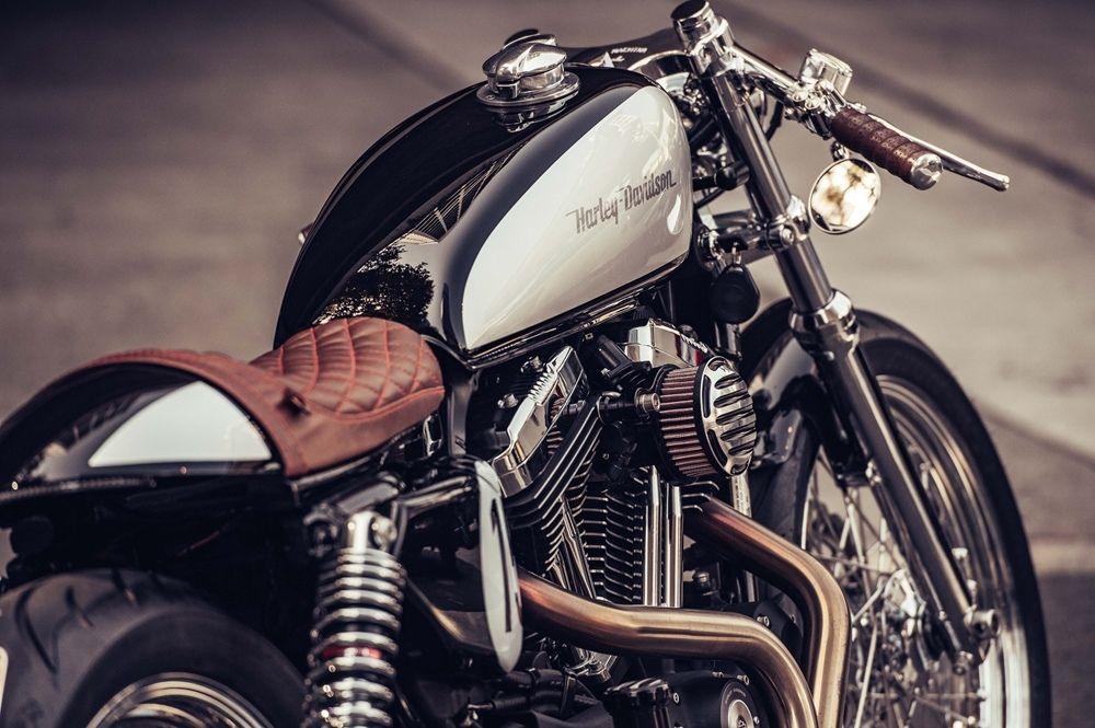 Изящный кафе рейсер Harley-Davidson Sportster от Deus Ex Machina