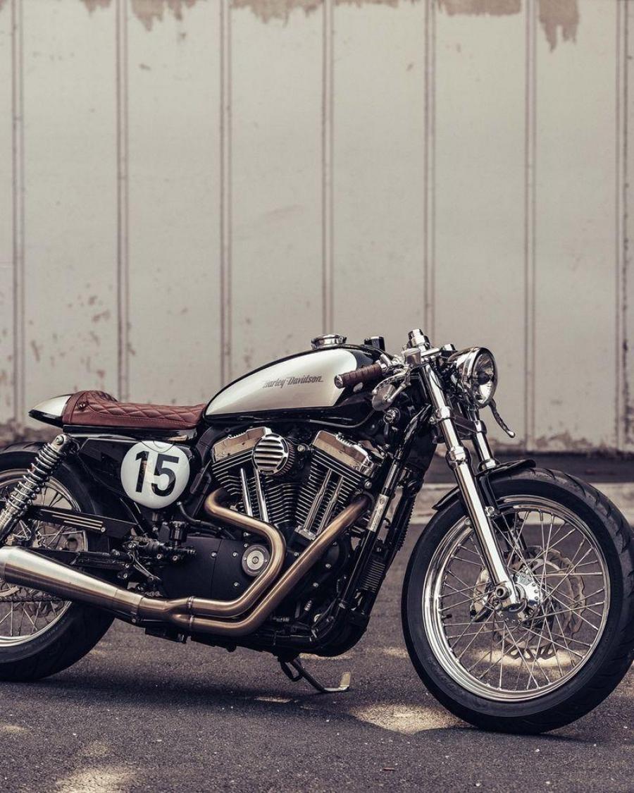 Изящный кафе рейсер Harley-Davidson Sportster от Deus Ex Machina