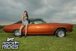 Заводите ваши двигатели! Горячая брюнетка с оранжевым Chevelle 1970 года