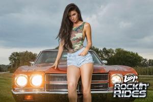 Заводите ваши двигатели! Горячая брюнетка с оранжевым Chevelle 1970 года