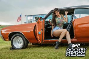 Заводите ваши двигатели! Горячая брюнетка с оранжевым Chevelle 1970 года