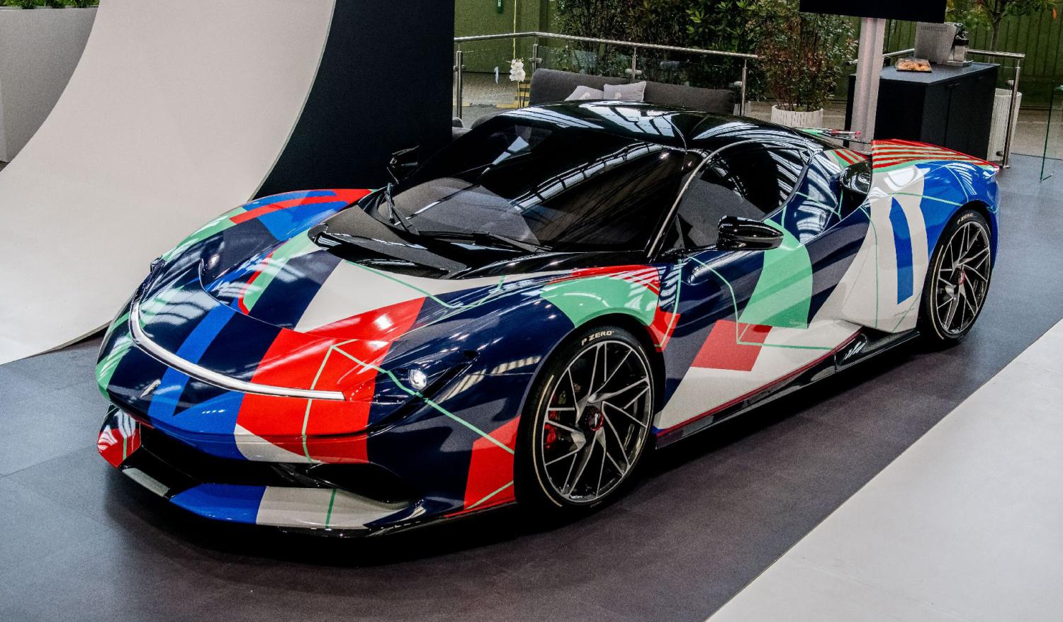 Мощный электрический Pininfarina – яркий экспонат на выставке Да Винчи