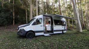 Mercedes-Benz, оснащенный большим холодильником