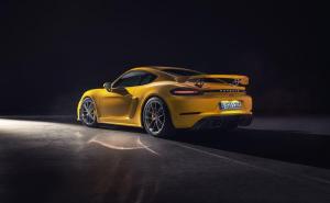 Porsche 718 Cayman GT4 2019 года