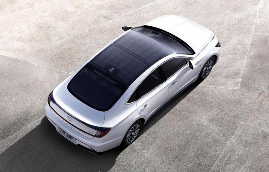 Компания Hyundai продемонстрировала автомобиль Sonata в гибридной версии с солнечной батареей