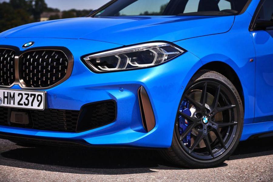 BMW M135i xDrive 2019 года держит класс под контролем