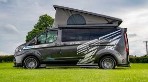 Фургон Ford Transit переоборудовали в дом на колесах в спортивном стиле