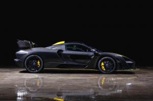 McLaren Senna Gloss Carbon