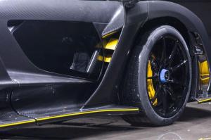 McLaren Senna Gloss Carbon