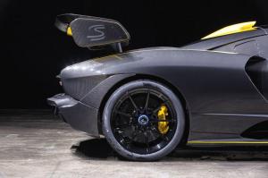 McLaren Senna Gloss Carbon