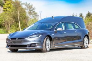 Электрический автомобиль для ритуальных услуг, созданный на платформе Tesla