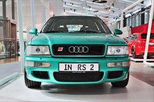 Эксклюзивный и легендарный Audi RS2 Avant в цвете Tropic Green