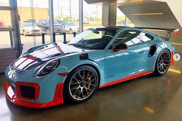 Porsche 911 GT2 RS с окраской Gulf Livery