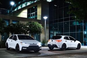 Toyota Corolla SE Nightshade Hatchback и Toyota Corolla SE Nightshade Sedan