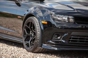 Chevrolet Camaro Z28 2015 года, принадлежащий Крису Харрису