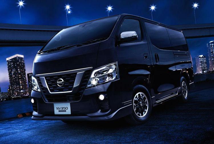 Новому микроавтобусу Nissan NV350 Caravan добавили хрома