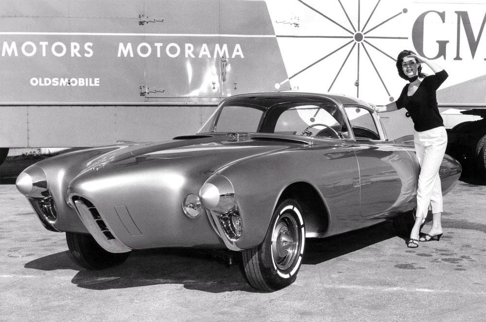 Вспоминаем уникальный концепт из 1956 года – «золотую ракету» Oldsmobile Golden Rocket