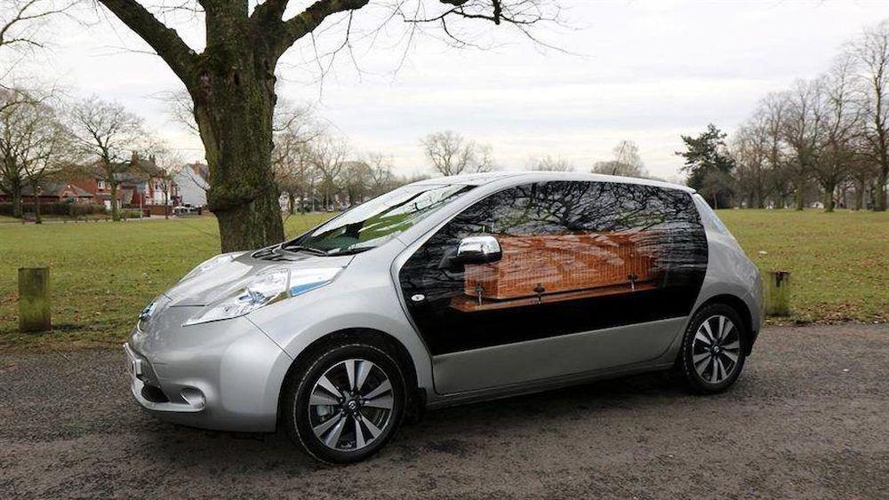Электрокар в кузове хэтчбек Nissan Leaf стал катафалком