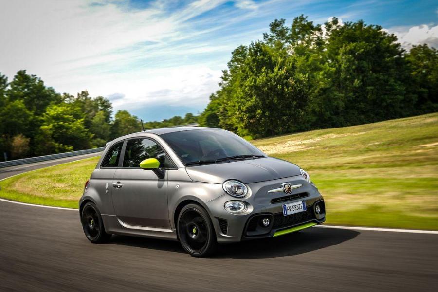 Модный и продвинутый хэтчбэк Abarth 595 Pista увеличил свою мощность ещё  больше