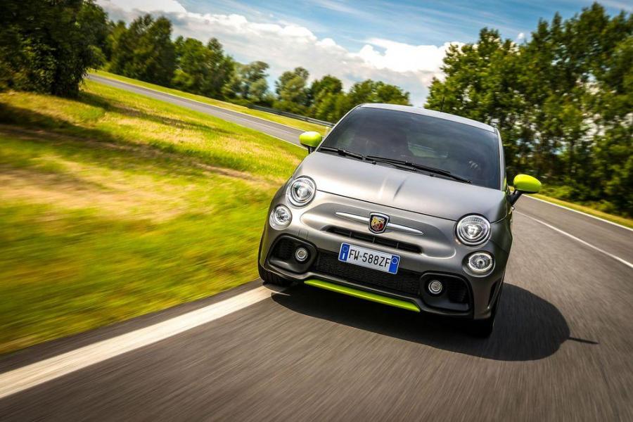 Хот-хэтч Abarth 595 обзавелся двумя спецверсиями — Авторевю