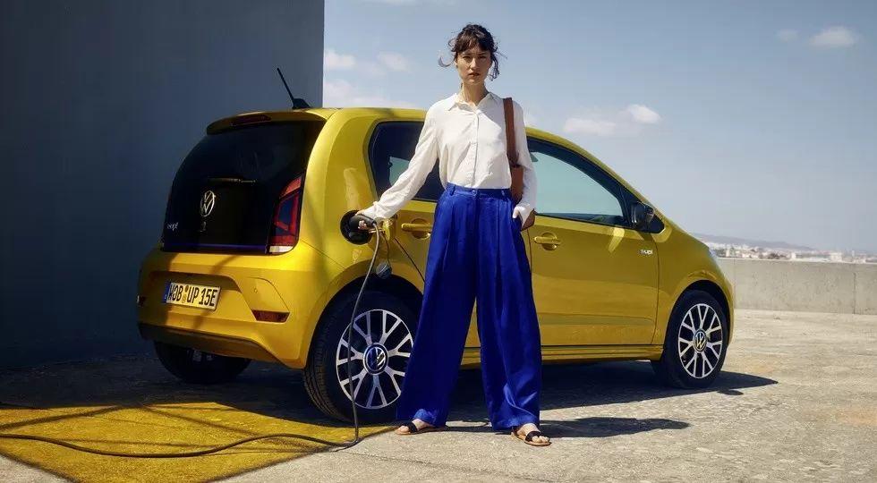 Крохотный электрический Volkswagen получил обновления, уступил «Шкоде», но порадовал ценой
