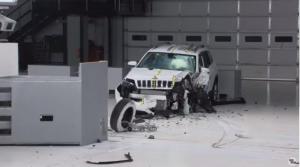 Jeep Cherokee повысил уровень безопасности в краш-тестах IIHS