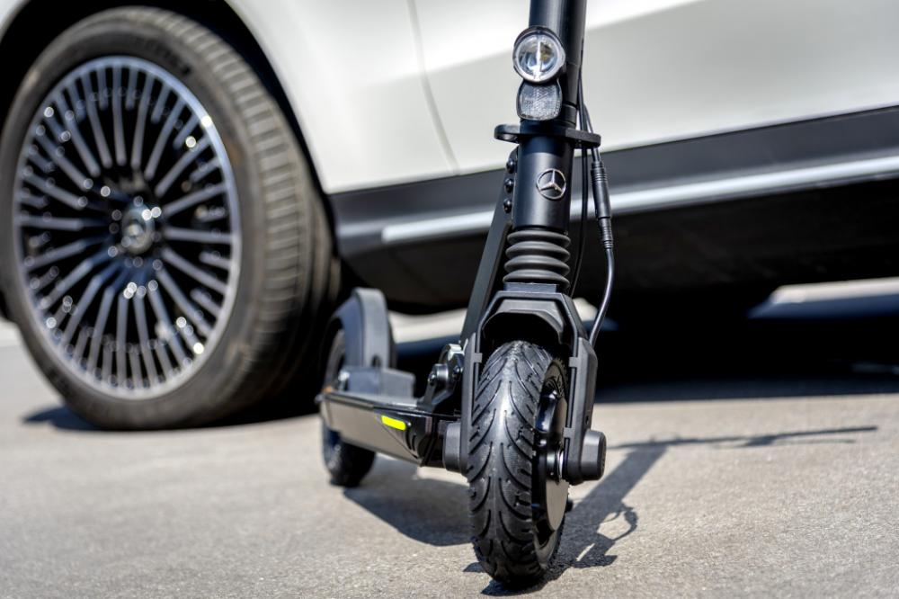 Сделать жизнь водителей комфортней поможет E-Scooter Mercedes-Benz