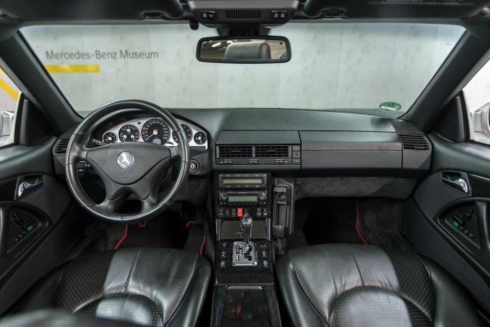 Один из 12 Mercedes-Benz SL320 Mille Miglia 2000 года
